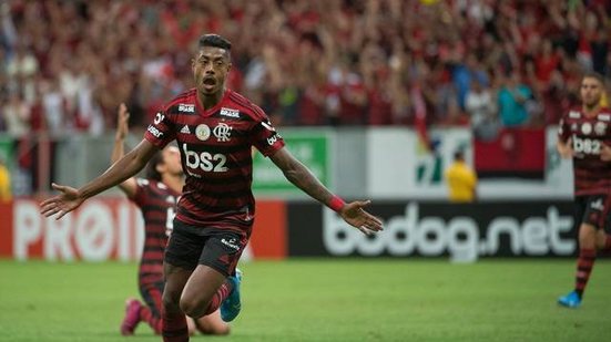 Imagem Flamengo goleia e assume vice-liderança da Série A com empate do Palmeiras