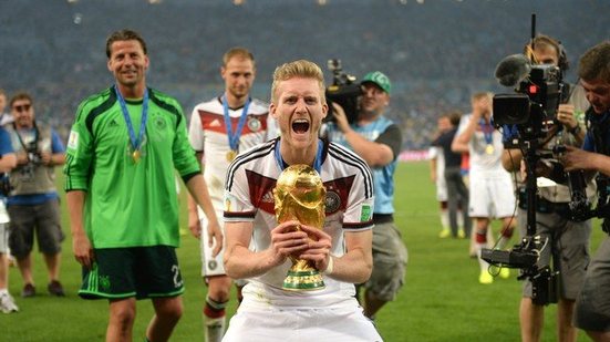 Imagem Campeão mundial em 2014 com Alemanha se aposenta aos 29 anos: "Não preciso mais de aplausos"