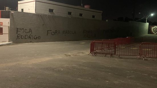 Imagem Muros do Barradão são pichados em protesto contra novo treinador do Vitória: "Fora Mazola"