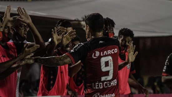 Imagem Tentando se afastar ainda mais do Z-4, Vitória enfrenta o CSA no Rei Pelé