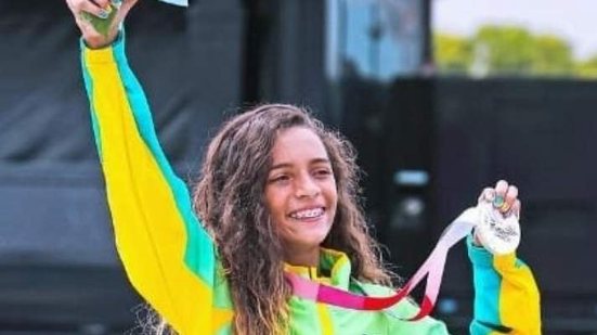 Imagem Rayssa Leal se recusa a tirar fotos com políticos durante carreata, diz colunista
