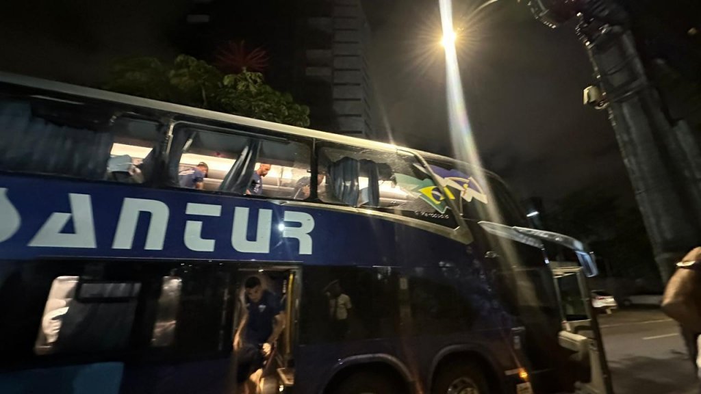 Ônibus do Fortaleza é apedrejado por torcida do Sport; jogadores ficam  feridos - Notícias - Galáticos Online